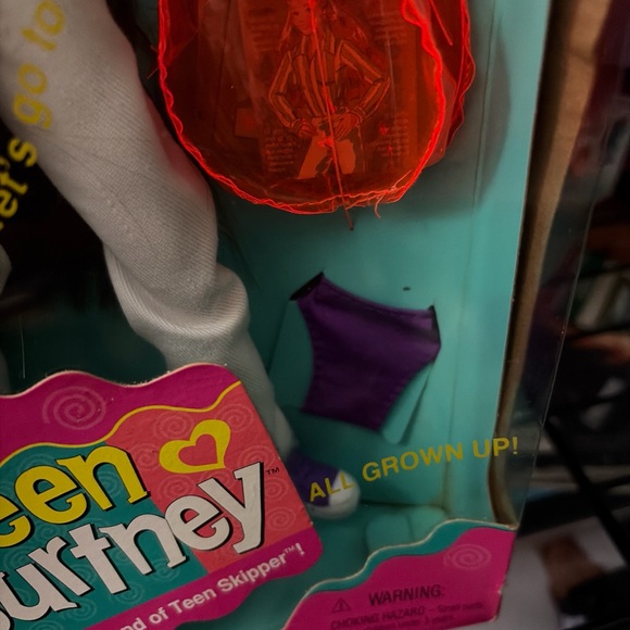 1996 TEEN COURTNEY ALL GROWN UP BARBIE DOLL - Picture 8 of 16